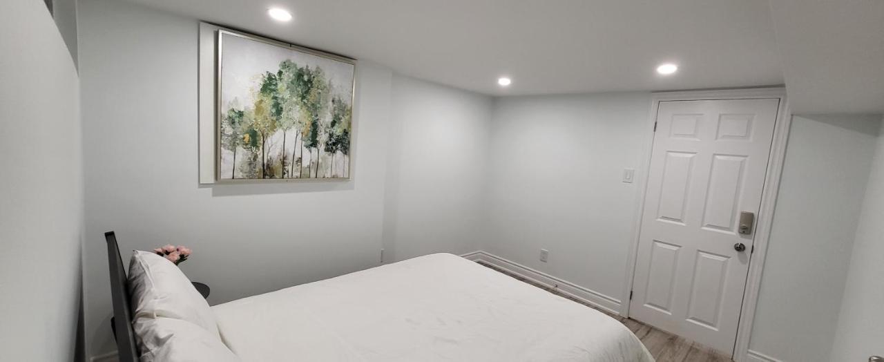 Queen Bedroom With Private Washroom Near 401, 404, Dvp, Markham, North York, Free Parking Toronto