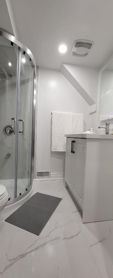 Queen Bedroom With Private Washroom Near 401, 404, Dvp, Markham, North York, Free Parking * Toronto