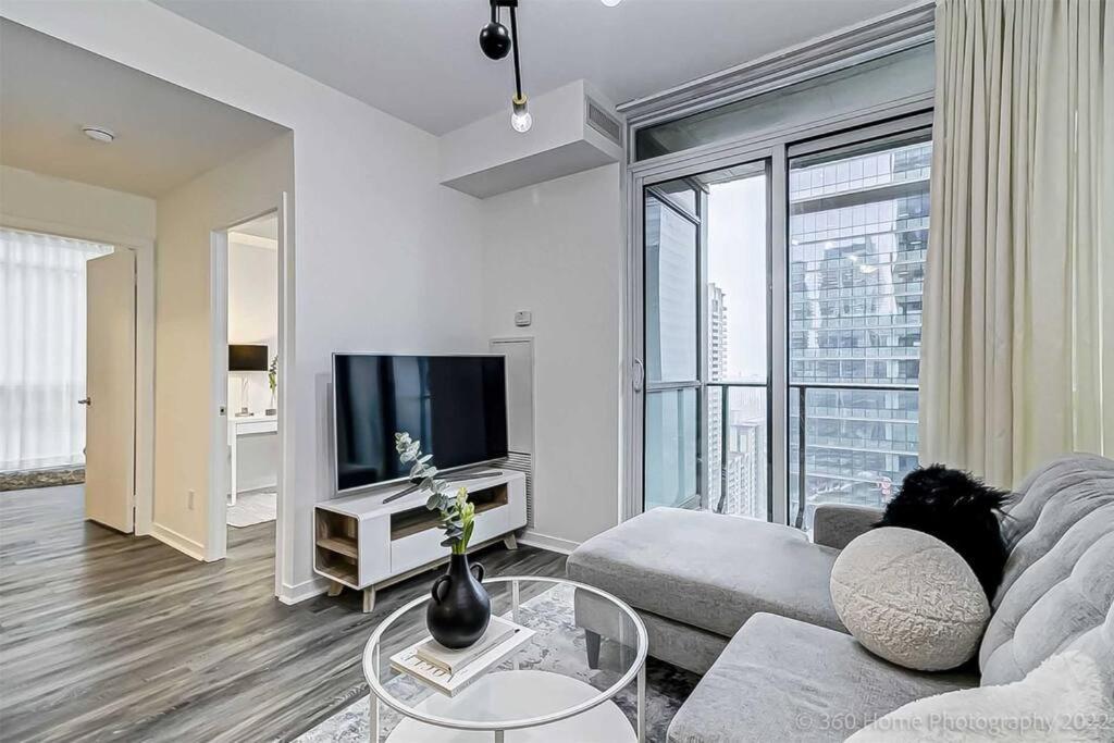 Stunning - 1 Bdrm W/breakfast Apartment