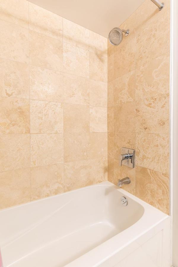Stylish 1br - Cn Tower View, Entertainment District-downtown Toronto