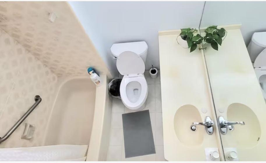 Queen Bedroom With Private Washroom Near 401, 404, Dvp, Markham, North York, Free Parking