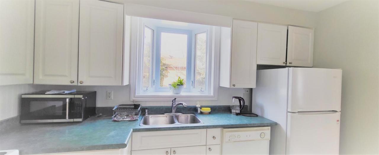 Guest house Queen Bedroom With Private Washroom Near 401, 404, Dvp, Markham, North York, Free Parking Toronto