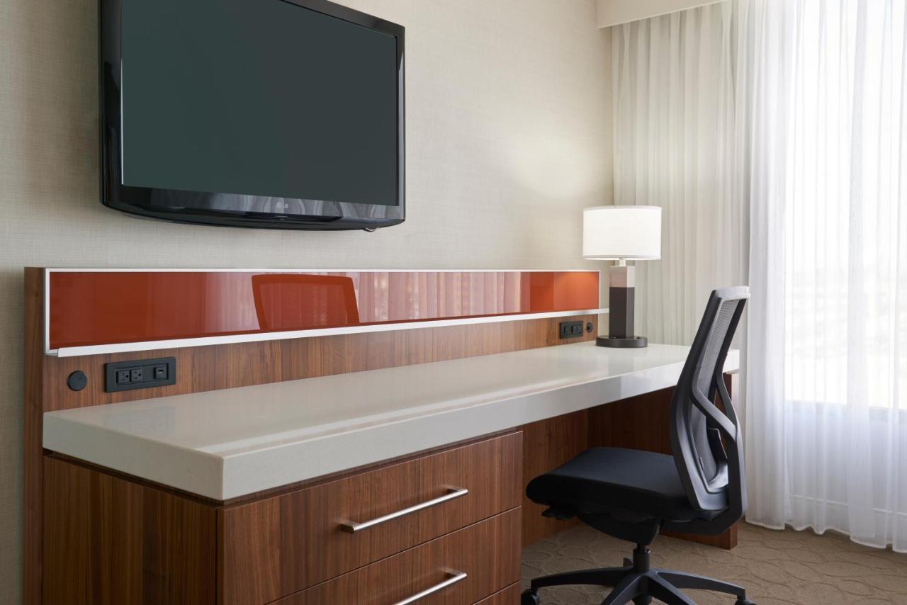 Delta By Marriott Airport & Conference Centre Hotel 4*