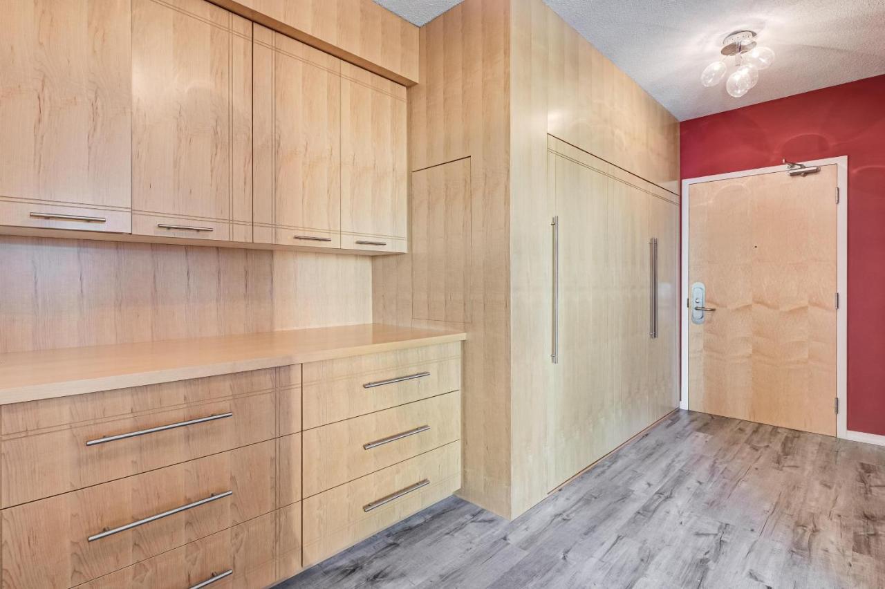 Spacious Lux 2bd Downtown With Parking! Apartment