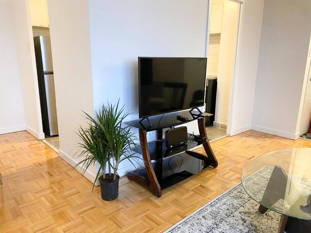 Bright Close To With Free Parking Apartment Toronto