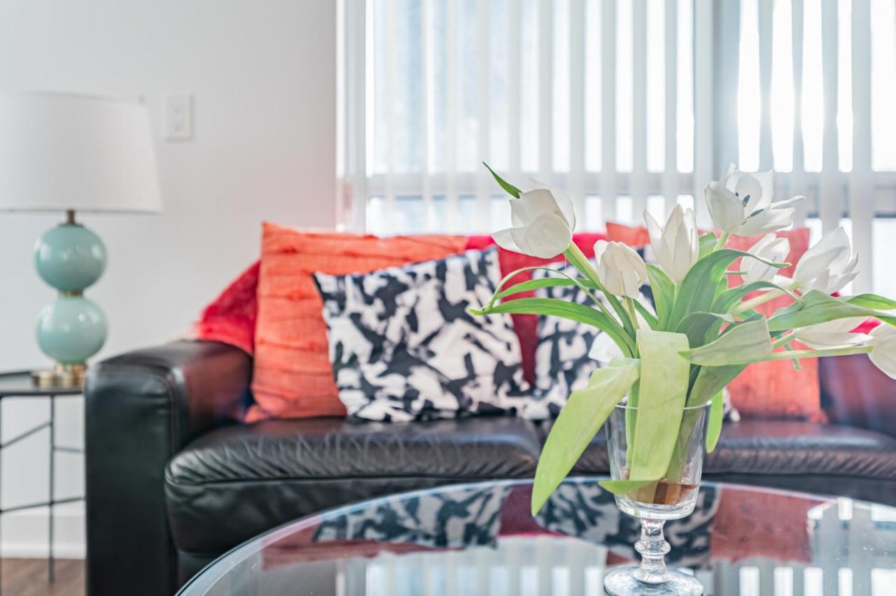 Lovely In Downtown Core Apartment