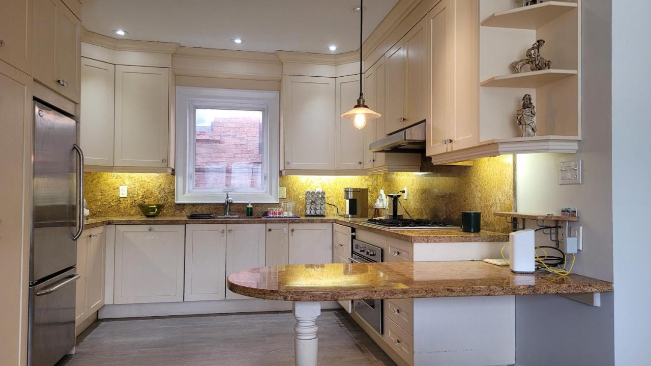 Private In Forest Hill With Full Kitchen And Parking Guest house