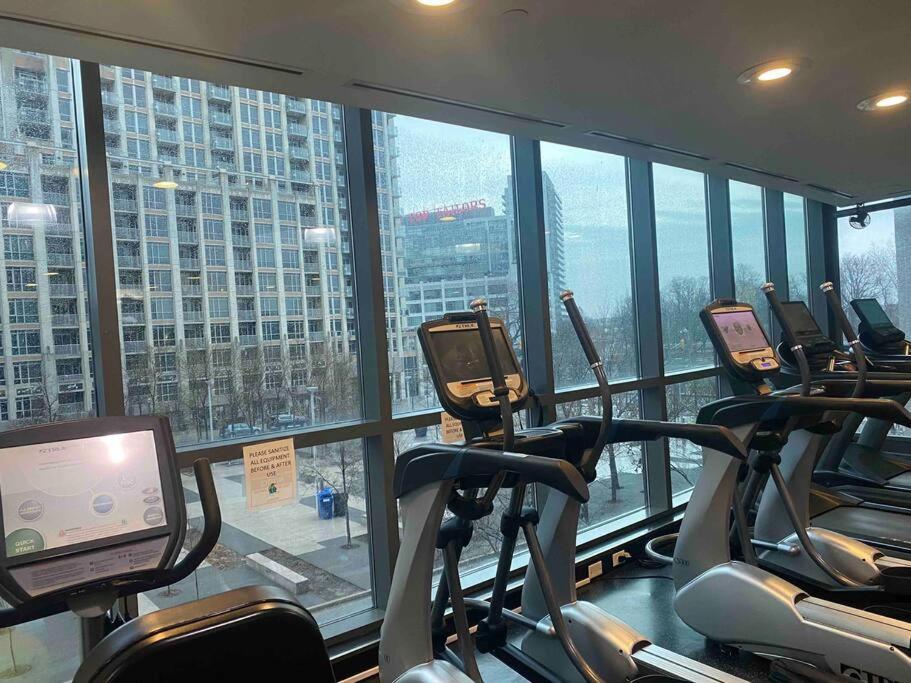 1 Bdrm With Lakeshore Views Free Parking In Downtown Apartment *