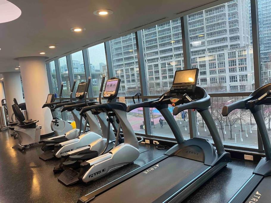 1 Bdrm With Lakeshore Views Free Parking In Downtown Apartment Toronto