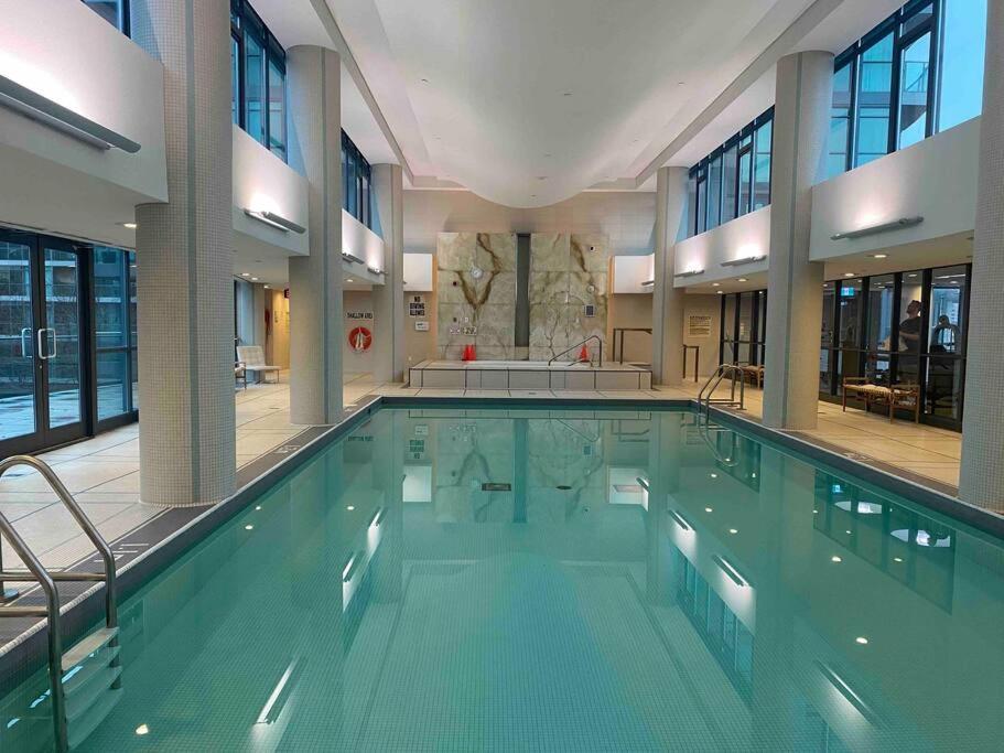 1 Bdrm With Lakeshore Views Free Parking In Downtown * Toronto