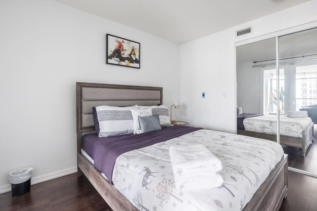 1 Bdrm With Lakeshore Views Free Parking In Downtown Apartment