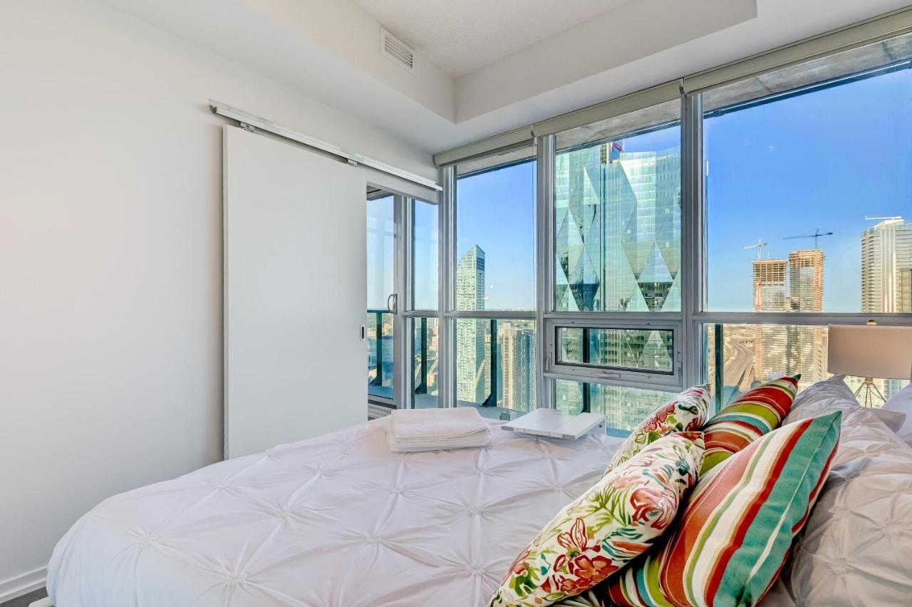 Apartment Spacious Lux 2bd Downtown With Parking! *