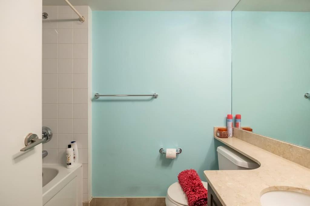1 Bdrm With Lakeshore Views Free Parking In Downtown Apartment