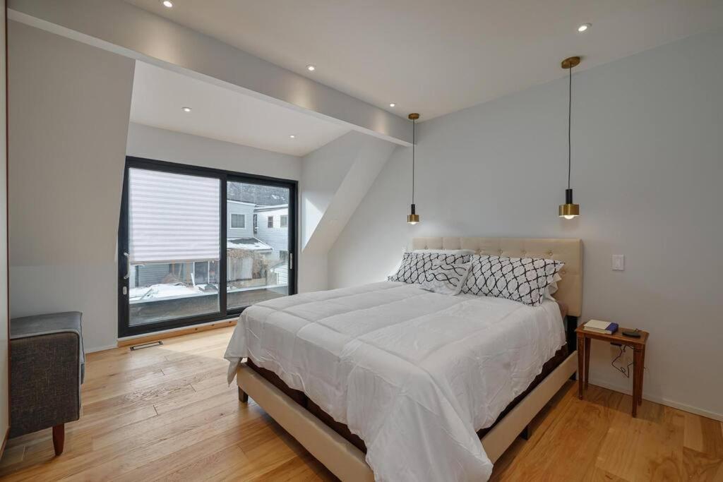 New Modern 1400 Sq Ft Coach House Near Everything *