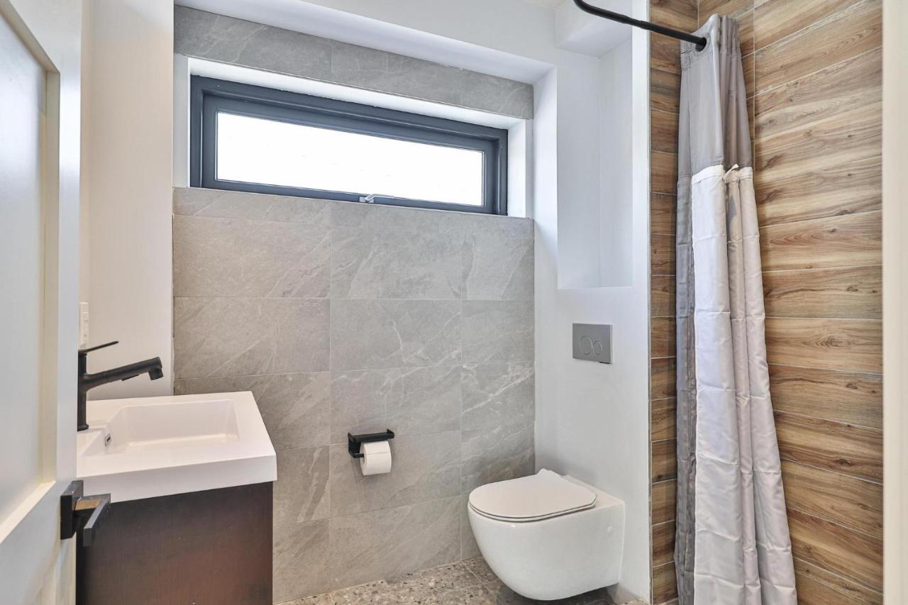 New Modern 1400 Sq Ft Coach House Near Everything * Toronto