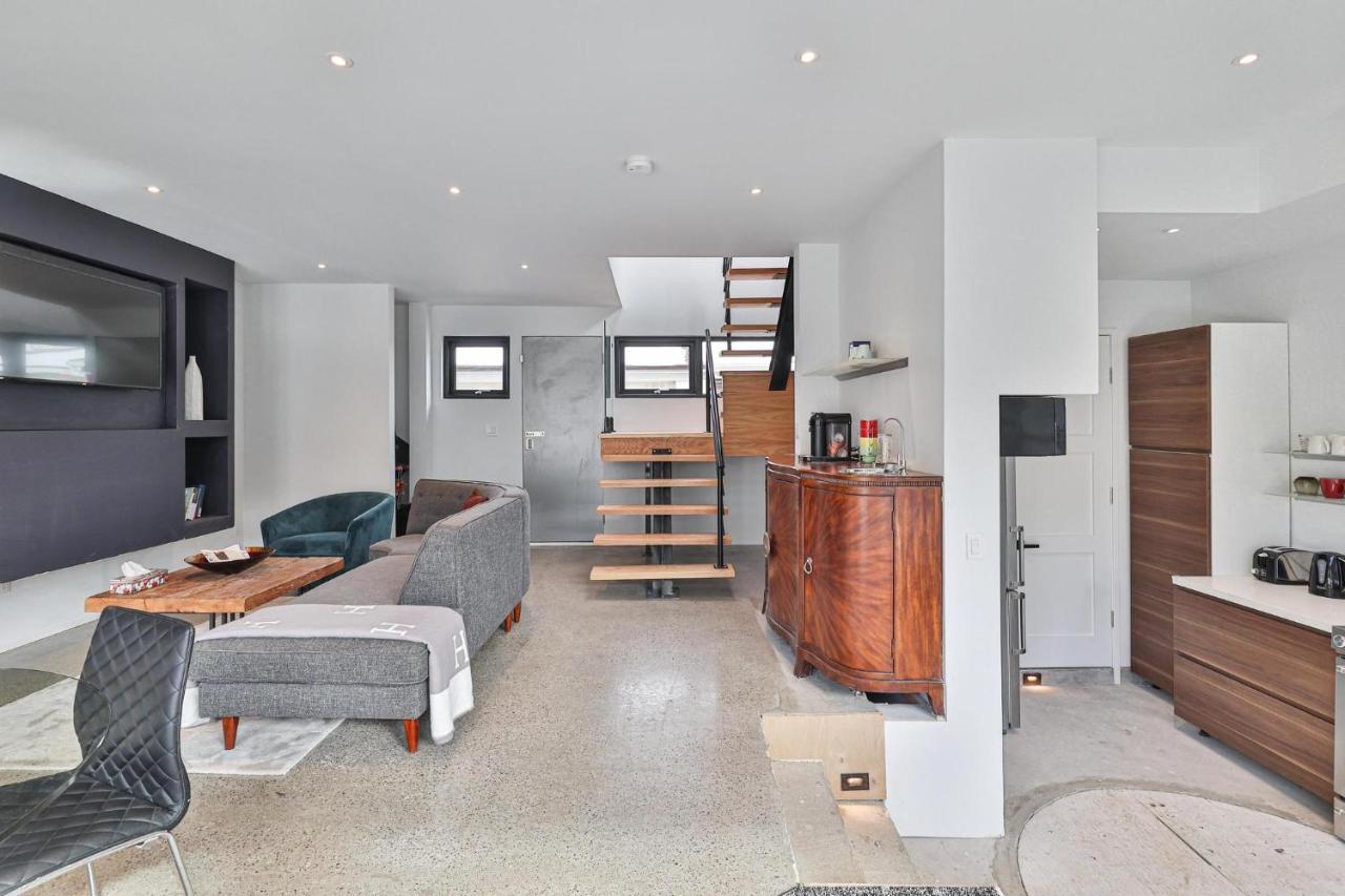 New Modern 1400 Sq Ft Coach House Near Everything * Toronto