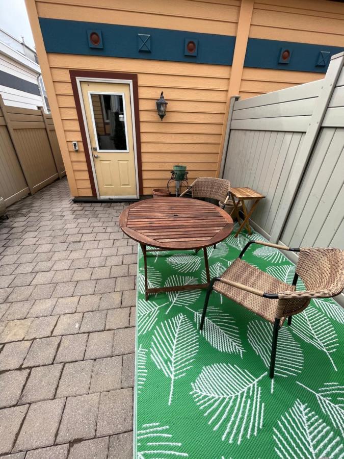 Bright Studio W Full Kitchen And Detached Bathroom Apartment Toronto