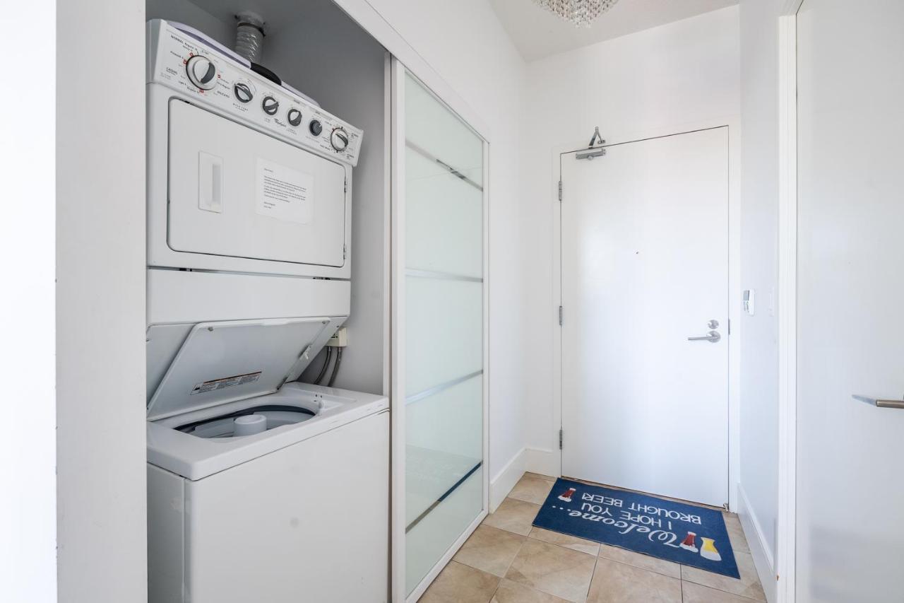 Luxury With Private Patio In Downtown Apartment Toronto
