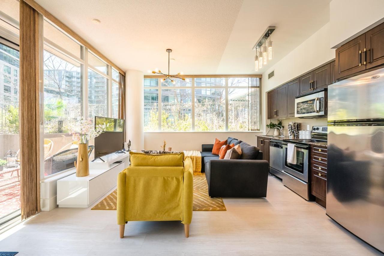 Luxury With Private Patio In Downtown Apartment Toronto