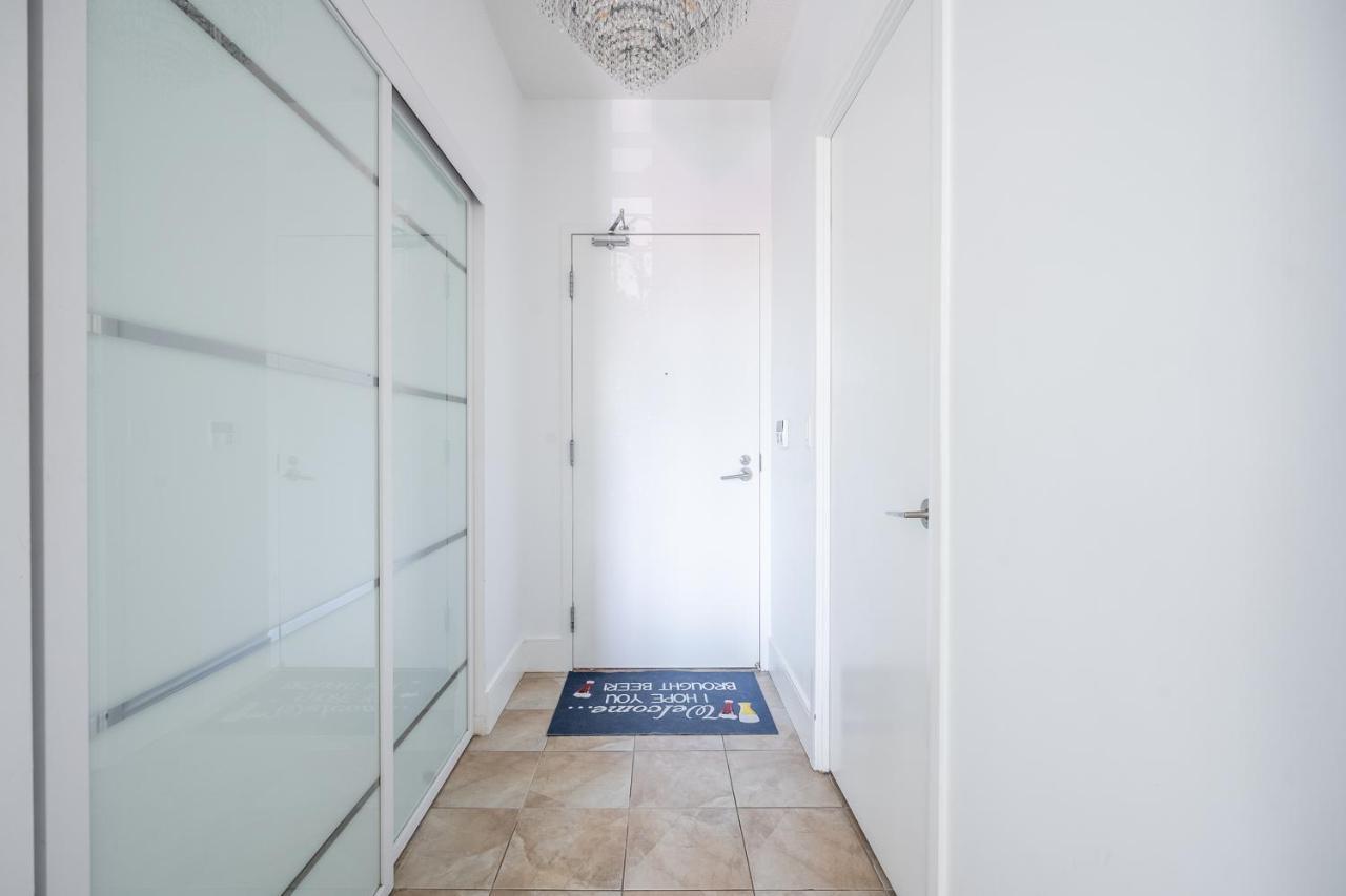 Luxury With Private Patio In Downtown Apartment Toronto