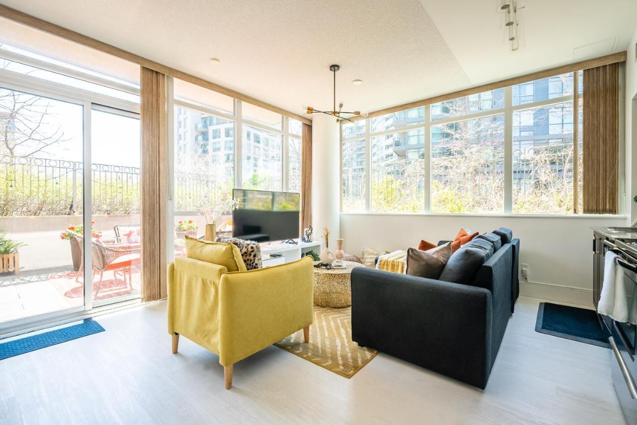 Luxury With Private Patio In Downtown Apartment Toronto