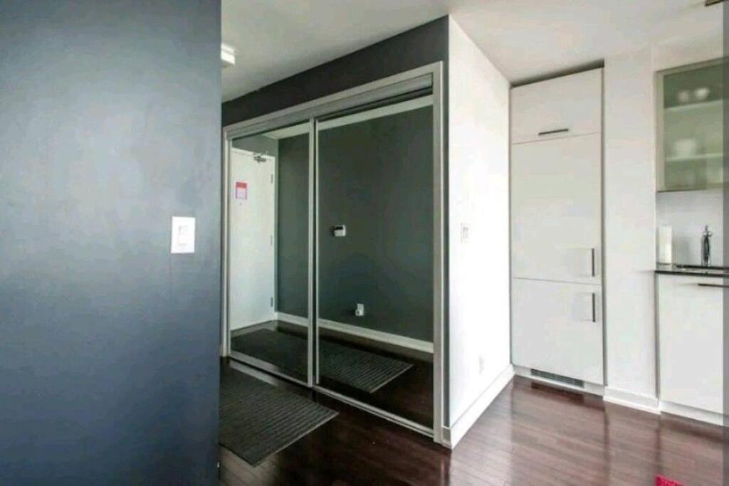 Modern One Room, Cn Tower View, Free Parking Apartment