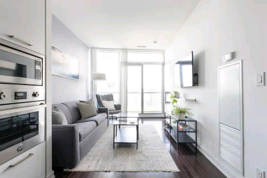 Modern One Room, Cn Tower View, Free Parking Apartment
