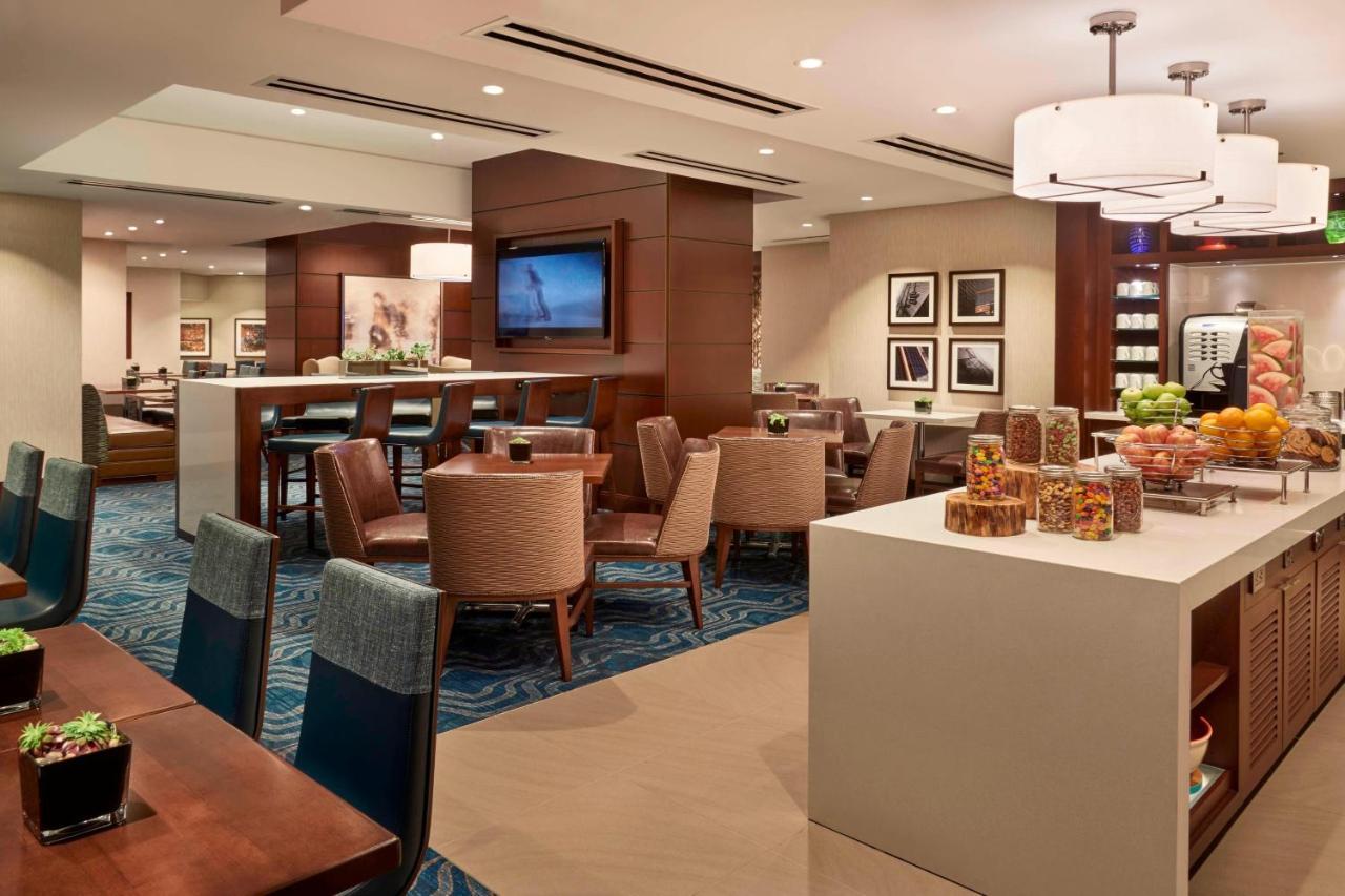 Marriott Downtown At Cf Eaton Centre Hotel 4*
