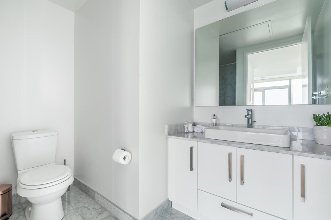 Apartment Cloud 9 In Downtown Toronto