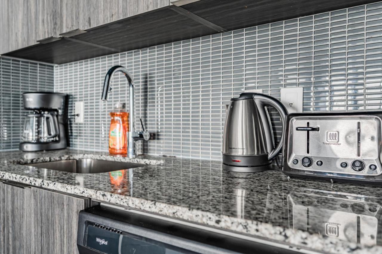 In Parklawn & Lake Shore With Free Parking Close To Airport