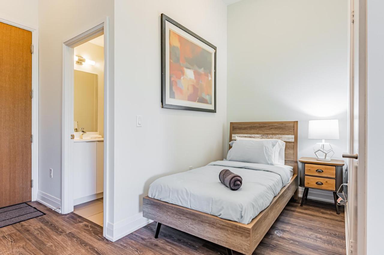 Apartment In Parklawn & Lake Shore With Free Parking Close To Airport Toronto