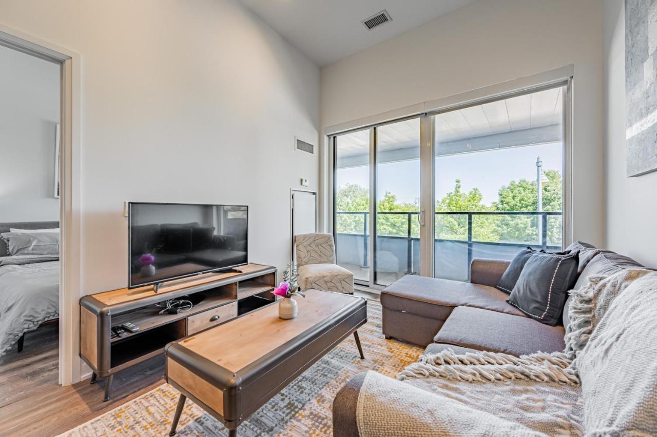 In Parklawn & Lake Shore With Free Parking Close To Airport *