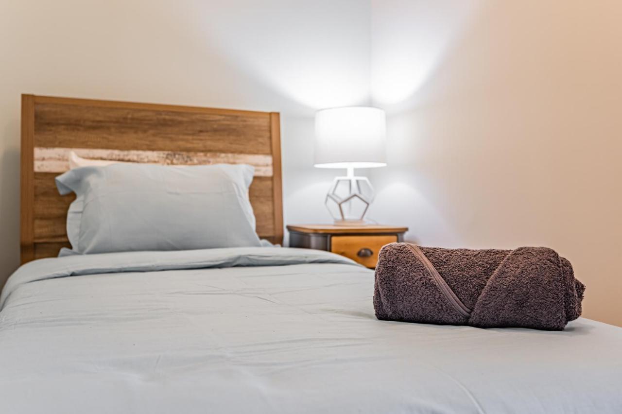 Apartment In Parklawn & Lake Shore With Free Parking Close To Airport