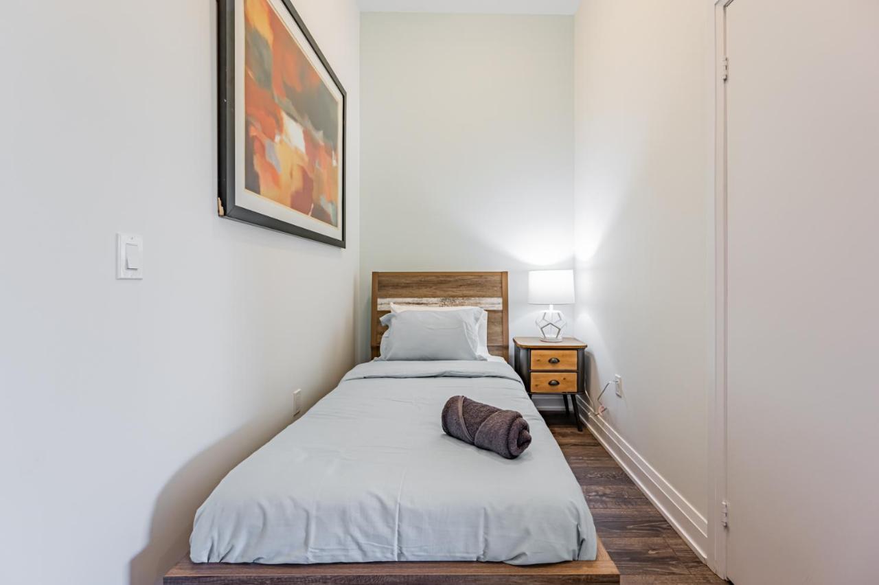 In Parklawn & Lake Shore With Free Parking Close To Airport * Toronto