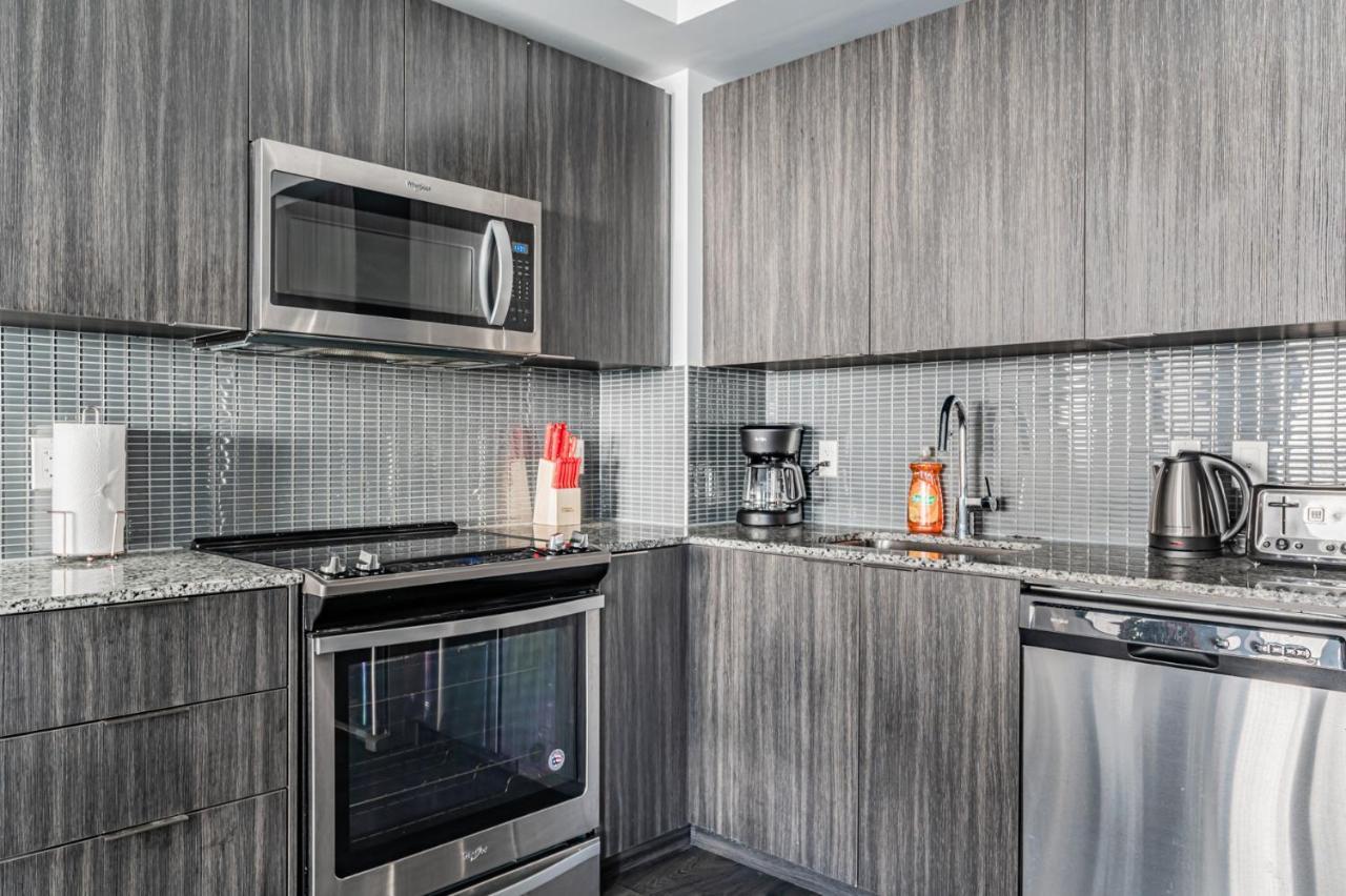 Apartment In Parklawn & Lake Shore With Free Parking Close To Airport *