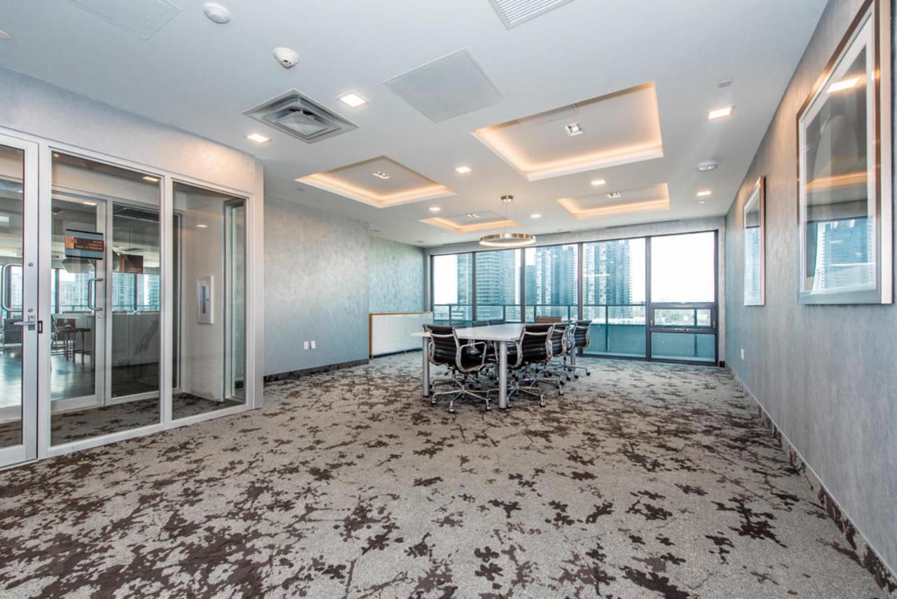 Apartment In Parklawn & Lake Shore With Free Parking Close To Airport Toronto