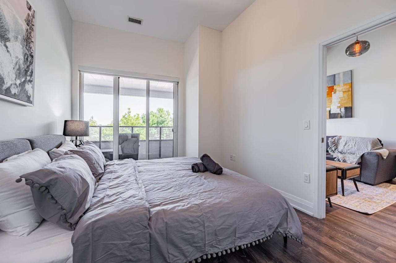 In Parklawn & Lake Shore With Free Parking Close To Airport *