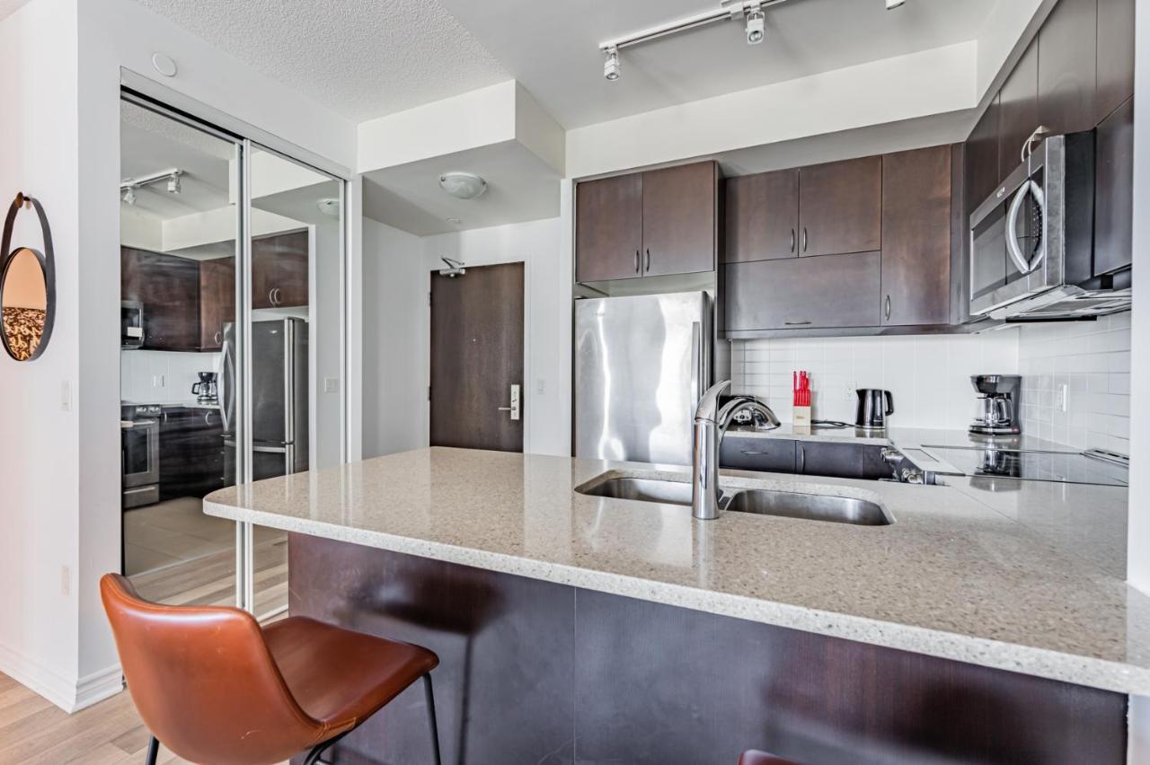In Parklawn & Lake Shore With Free Parking Close To Airport Apartment *