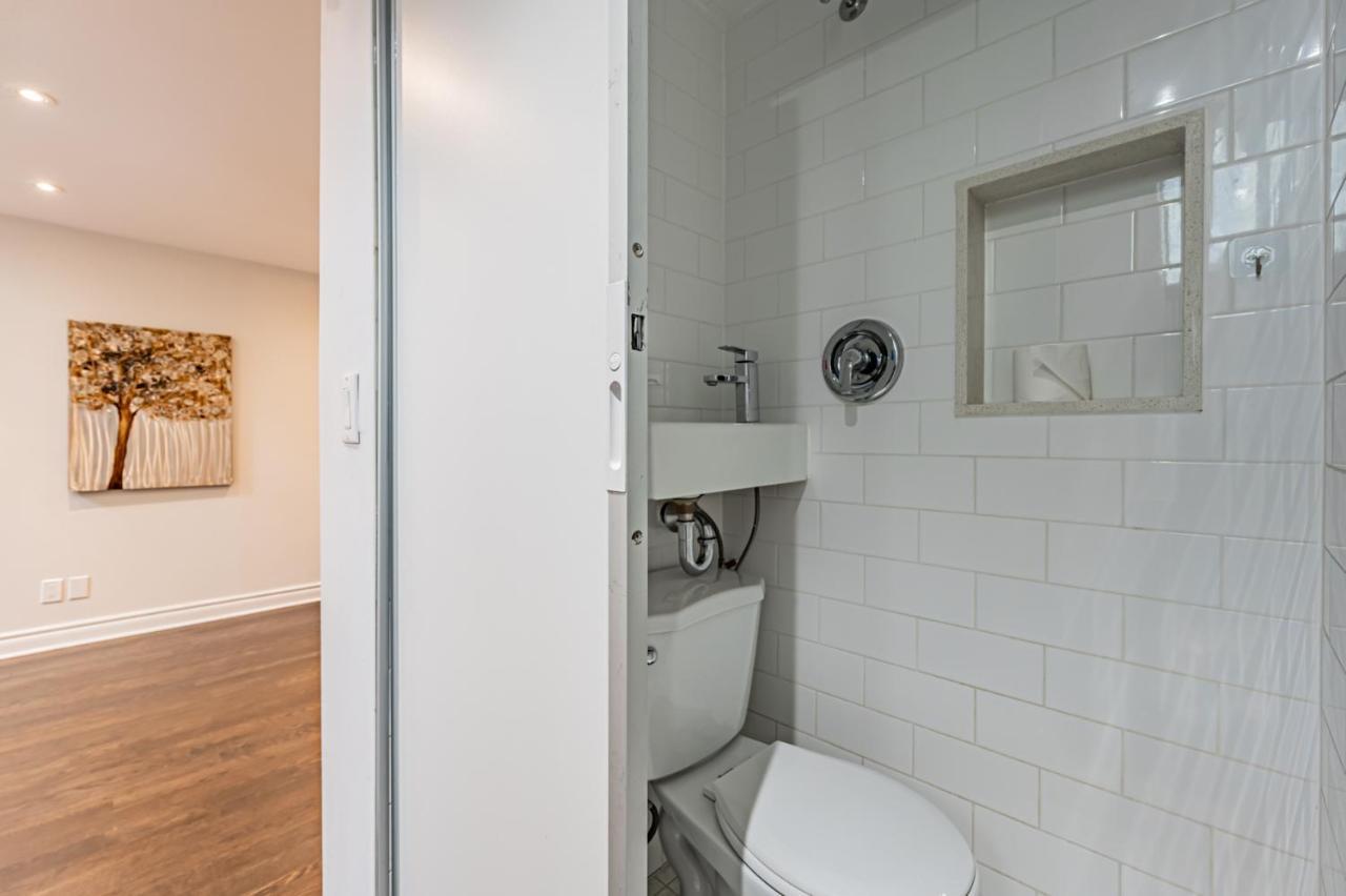 Beautiful In Downtown Core Close To Subway Station! Apartment Toronto