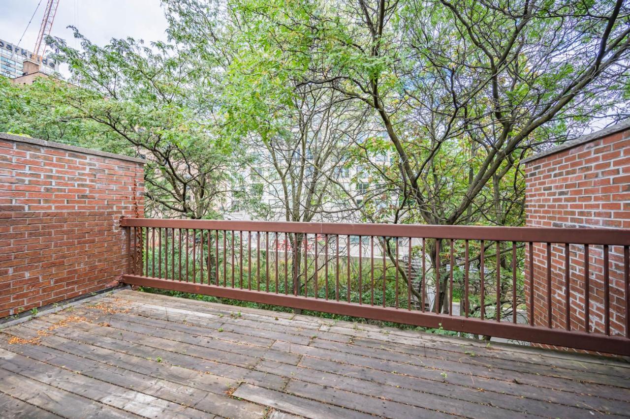 Beautiful In Downtown Core Close To Subway Station! Apartment *