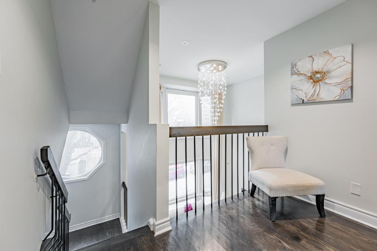Beautiful In Downtown Core Close To Subway Station! Toronto
