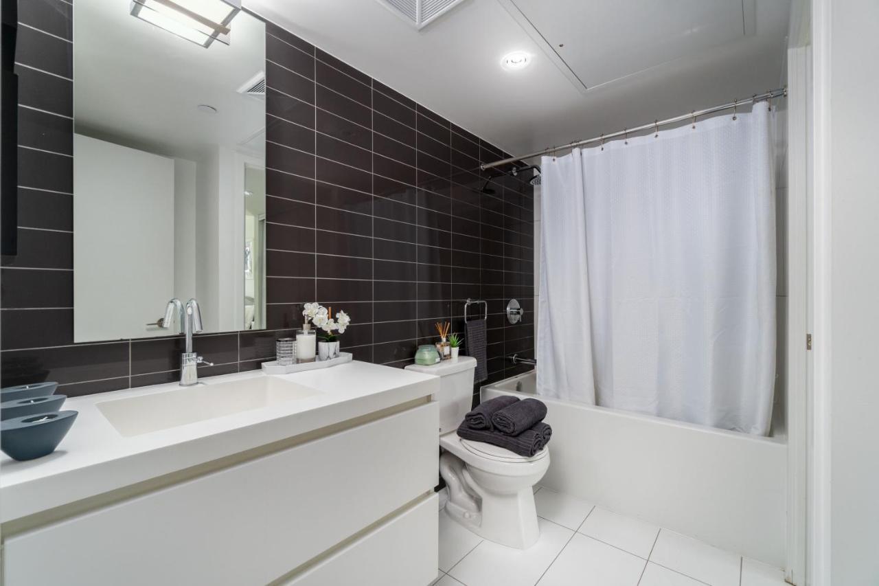 Downtown Condo, Cn Tower, Union Station Hotel