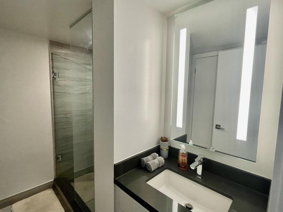 Two Br Two Br Study Yorkville Apartment