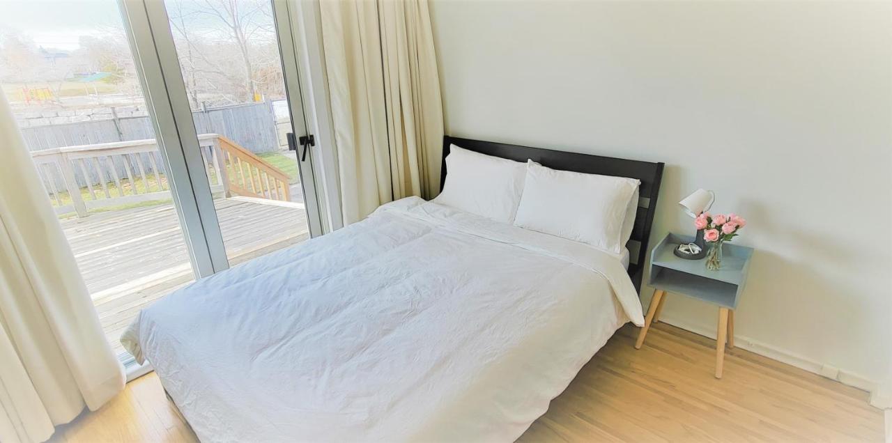 Queen Bedroom With Private Washroom Near 401, 404, Dvp, Markham, North York, Free Parking * Toronto