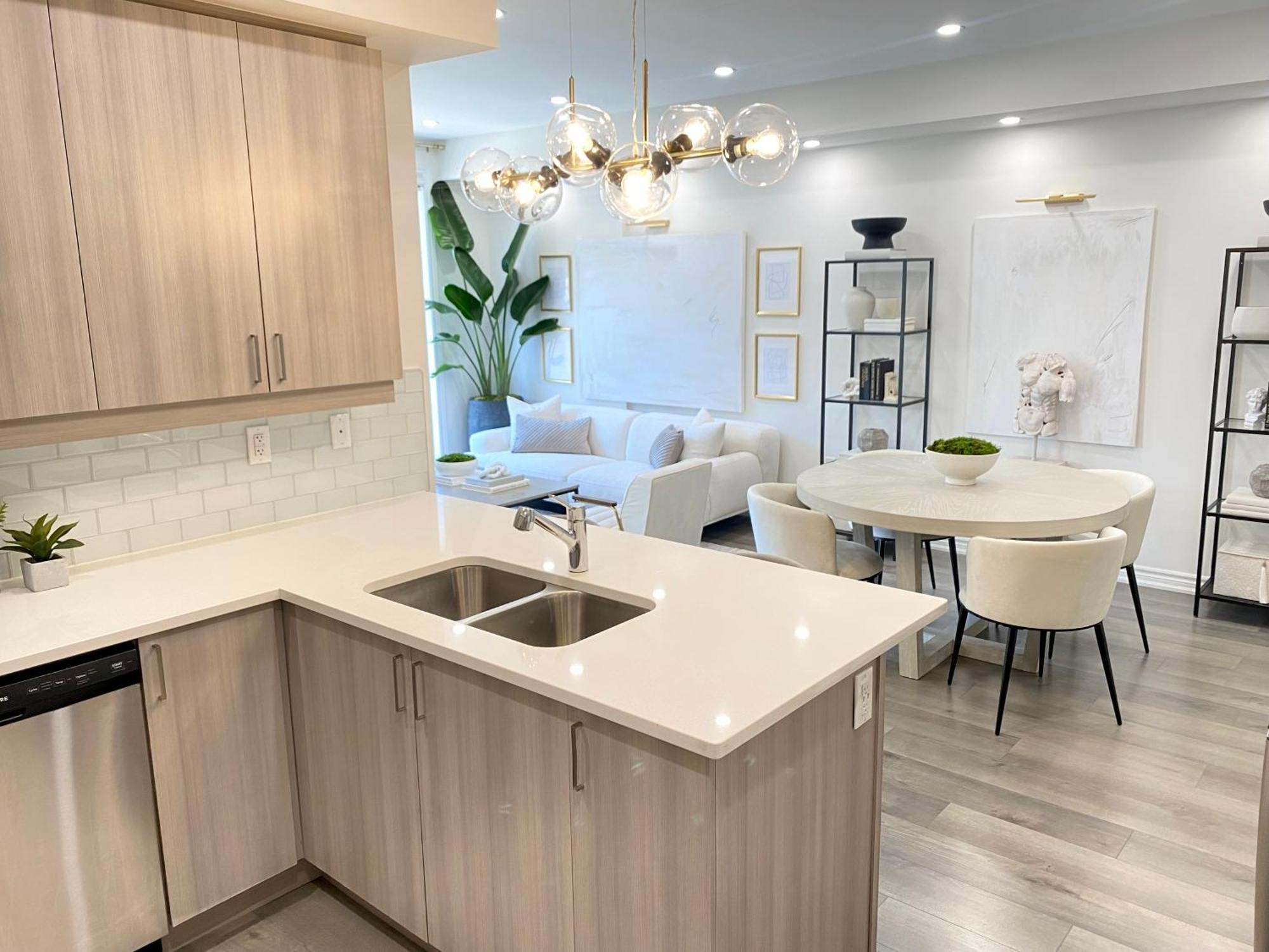 Modern And Bright Luxury Centrally Located In Toronto's Gta *