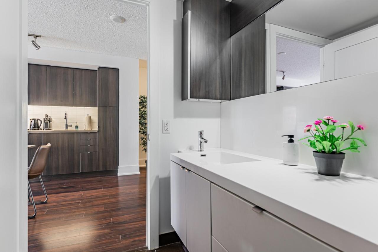 Apartment 300 West Toronto