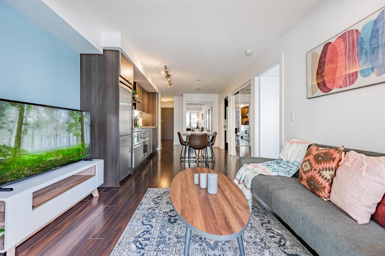 Apartment 300 West Toronto