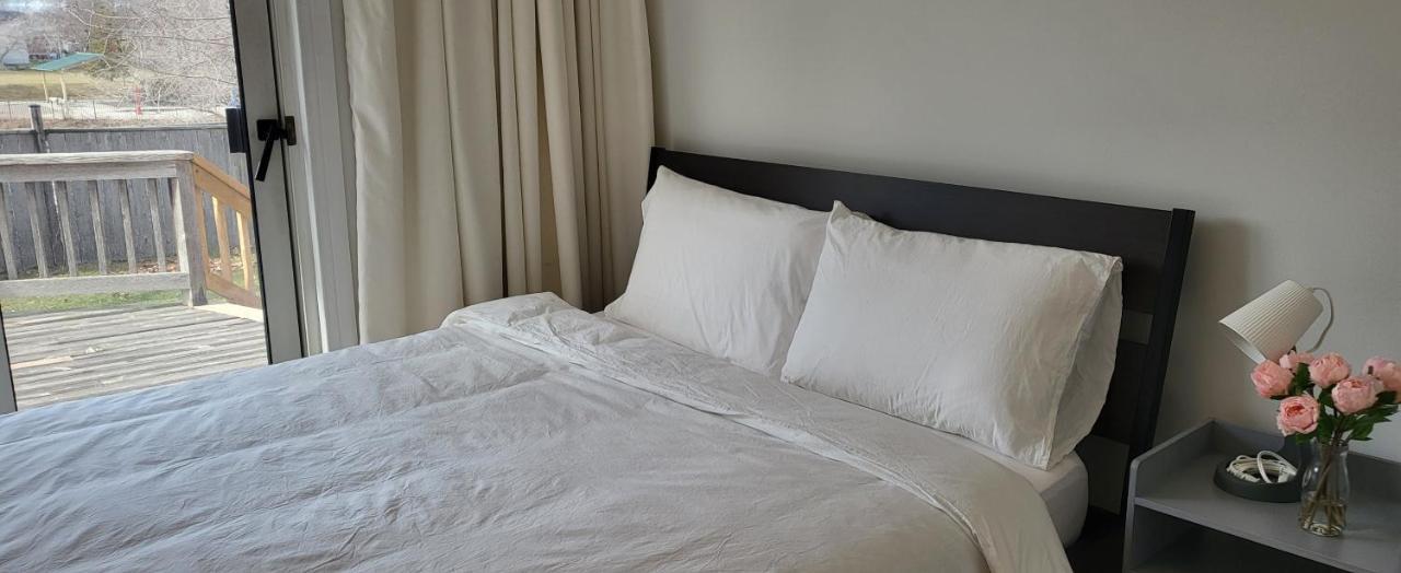 Queen Bedroom With Private Washroom Near 401, 404, Dvp, Markham, North York, Free Parking * Toronto