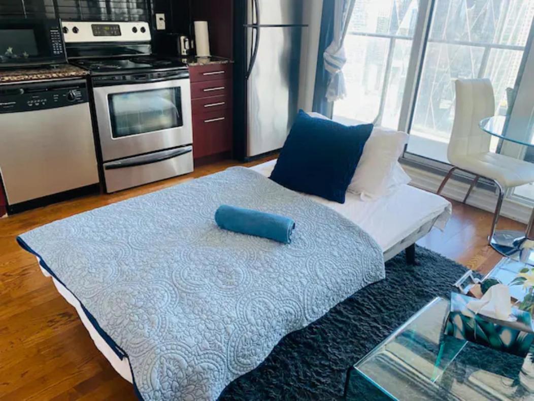 Apartment Gorgeous 1br W/parking Across The Scotiabank Arena *