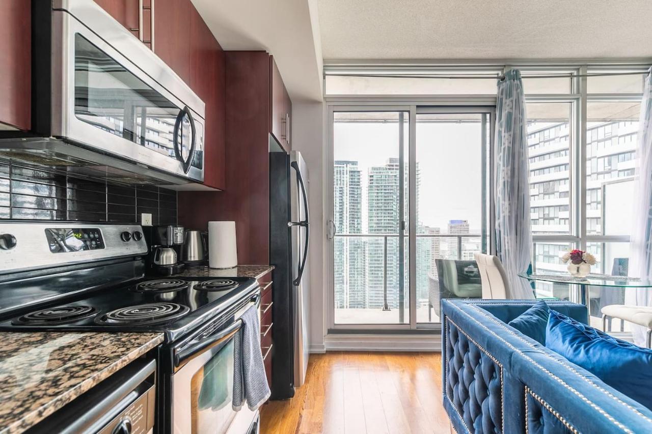 Gorgeous 1br W/parking Across The Scotiabank Arena * Toronto
